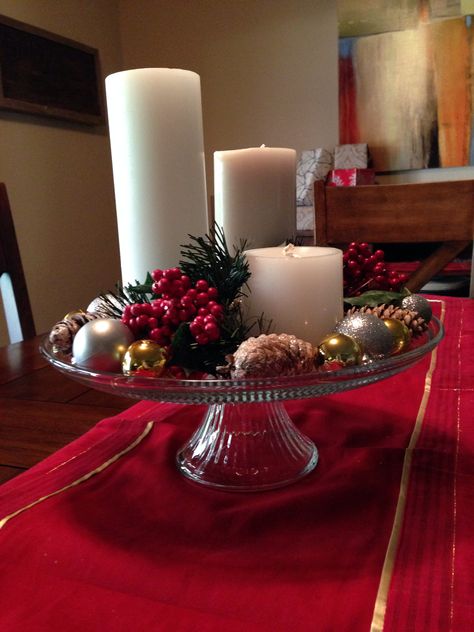 Christmas Centerpiece using cake stand. Cake Plate Decor, Cake Stand Centerpiece, Christmas Cake Stand, Christmas Table Decorations Centerpiece, Christmas Table Decorations Diy, Christmas Cakes Easy, Cake Stand Decor, Christmas Cake Decorations, Christmas Themes Decorations