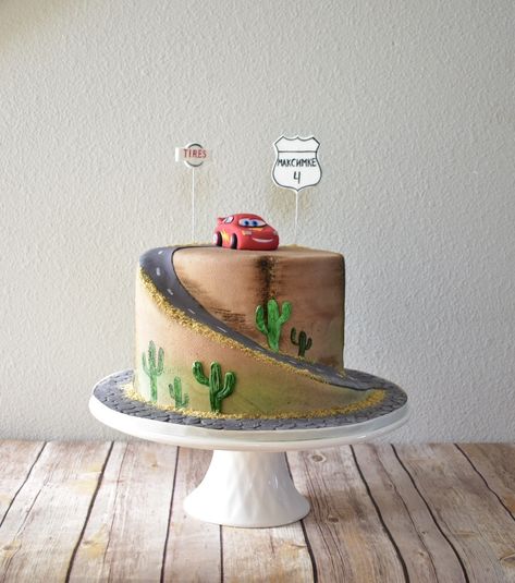 Lightning Mcqueen Birthday Cake Ideas, Lighten Mcqueen Birthday Cake, Lightening Mcqueen Cakes, Cake Lightning Mcqueen, Lightning Cake, Lighting Mcqueen Cake, Mcqueen Car Cake, Mater Cake, Race Track Cake