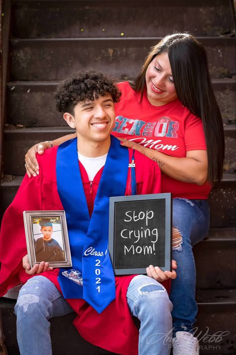 Graduation Ideas For High School Boys, Mom Son Graduation Photos, Senior Mom Quotes High Schools, Mom And Senior Son Photo Ideas, High School Graduation Photoshoot Ideas For Guys, Mom And Son Graduation Pictures, Mom Son Senior Pictures, Mom Daughter Graduation Pictures, Boys Graduation Photo Ideas