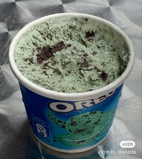 oreo mint icecream Ninja Ice Cream Recipe, Mint Desserts, Mint Chocolate Ice Cream, Mint Chocolate Chip Ice Cream, Mint Ice Cream, Choco Chips, Food Therapy, Summer Snacks, Candy Desserts