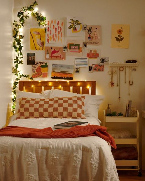 College Dorm Room Ideas Orange, Student House Decor, Bright Cozy Bedroom, Tiny Dorm Room Ideas, Yellow Dorm Room Ideas, Cheap Diy Dorm Decor, Yellow Bedroom Aesthetic, College Setup, Light Blue Dorm