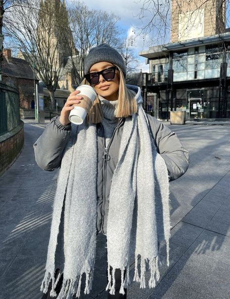 Grey Scarf Outfit Winter, Outfits For Winter 2023, Grey Scarf Outfit, Scarf With Hoodie, Oversized Scarf Outfit, Gray Scarf Outfit, Fashion Outfits For Winter, Big Scarf Outfit, Scarf Outfit Ideas