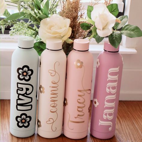 ZainAndZina - Etsy Canada Kids Engraved Water Bottle, Water Bottle Design Cricut, Customized Water Bottles, Water Bottle Decals Vinyls, Engraved Water Bottles, Customised Water Bottles, Engraved Wedding Gifts, Trendy Water Bottles, Water Bottle Gift