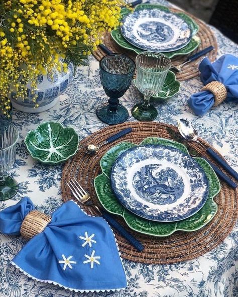 Green Blue Decor, Blue And White Tablescapes, Blue And White Dining Room, Blue Danube China, Cabbage Ware, Dining Room Table Settings, Blue Table Settings, Bordallo Pinheiro, Blue White Decor