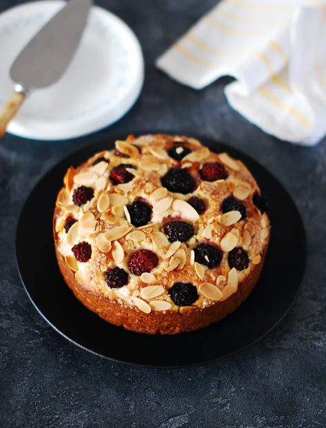 Blackberry Breakfast Cake | MariasMenu Blackberry Breakfast Cake, Blackberry Breakfast, Simple Breakfast Recipes, Full Fat Yogurt, Square Cake Pans, Summer Baking, Make Ahead Desserts, Berry Cake, Simple Breakfast