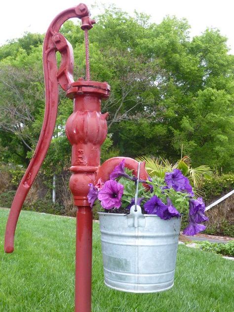 23 DIY Projects with Old Hand Pumps to Outstanding Your Garden Old Water Pumps, Blue Lobelia, Hand Water Pump, Lawn Art, Garden Junk, Garden Whimsy, Well Pump, Garden Yard Ideas, Water Well