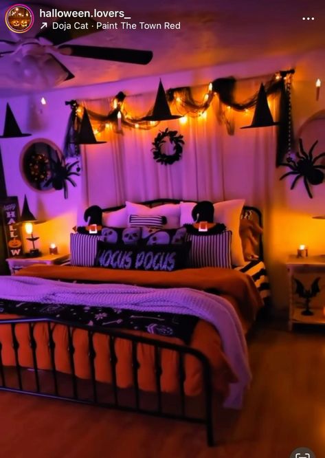 Fall Themed Room Bedrooms, Holloween Decore Room Idea, Cozy Halloween Aesthetic Bedroom, Halloween Decorations For Room, Halloween Room Ideas Bedrooms, Fall Themed Room, Halloween Room Ideas, Halloween Themed Room, Fall Themed Bedroom