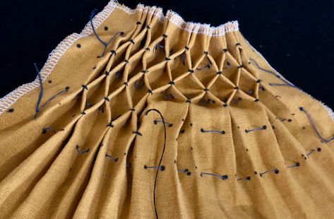 Honeycomb Smocked Pleat How-to Demo – Anne von Wiese SCA and Renaissance Garb and Stuff Honeycomb Smocking, Smocking Fashion, Pleats Techniques, Draping Techniques, German Clothing, German Outfit, Honeycomb Stitch, Smocking Patterns, Smocked Clothes