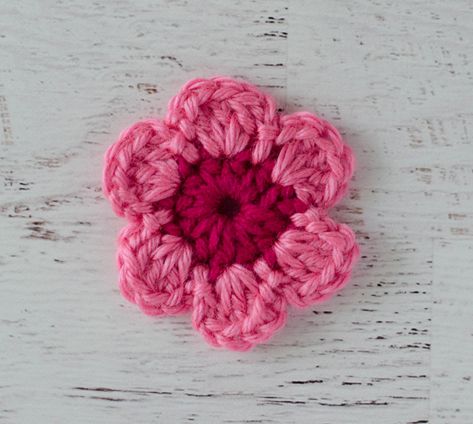 Crochet 6 Petal Flower, Pink Crochet Flowers, Easy Crochet Flowers For Beginners, Crochet Small Flower, Easy Crochet Flower, Circle Crochet, Diy Crochet Flowers, Crochet Flower Pattern, Crochet Puff Flower