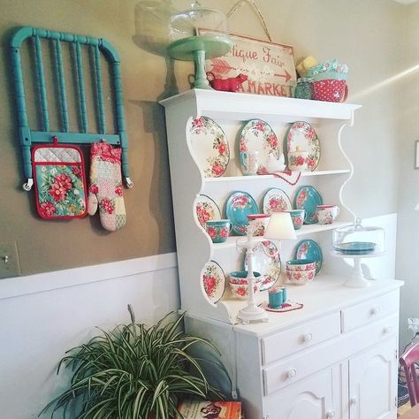 Pioneer Woman Decor, Pioneer Woman Dishes, Pioneer Woman Kitchen Decor, Pioneer Woman Kitchen, Vintage Farm, Kitchen Redo, Retro Home Decor, Pioneer Woman, Retro Home