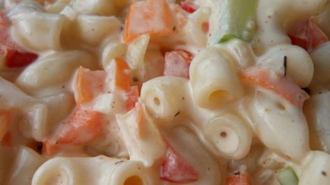 A pretty macaroni salad has a seasoned creamy sauce made from sour cream, mayonnaise, and evaporated milk. Macaroni Salad With Ham, Creamy Pasta Salad Recipe, Homemade Macaroni Salad, Pasta Salad For Kids, Creamy Macaroni Salad, Salad Macaroni, Picnic Side Dishes, Classic Macaroni Salad, Creamy Pasta Salads