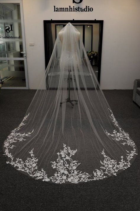 Brautaccessoires Long Lace Veil, Custom Veil, Lace Wedding Veil, Cathedral Wedding Veil, Long Veil Wedding, Veil Cathedral, White Veil, Wedding Ceremony Ideas, Cathedral Wedding Veils