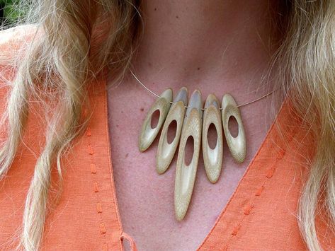 Bamboo Necklace Jewelry, Bamboo Jewelry Handmade, Bamboo Crafts Projects, Bamboo Crafts Ideas, Bamboo Furniture Diy, Bamboo Projects, Bamboo Ideas, Bamboo Necklace, Bamboo Jewelry