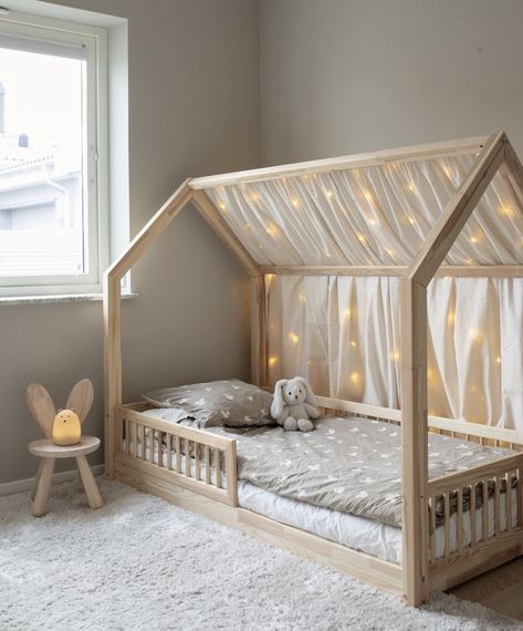 Cozy Toddler Bedroom, Simple Room Decor, Cute Kids Room, Toddler House Bed, Cozy Baby Room, Toddler Floor Bed, Toddler Bedroom Girl, Baby Room Themes, Baby Room Neutral