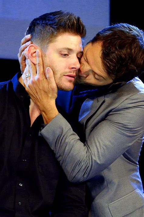 rohoshi-shipper: Favorite photos of Jensen and Misha 15/25 (x) (via Bloglovin.com ) Jensen Ackles And Misha Collins, Supernatural Ships, Jensen And Misha, Dean And Castiel, Supernatural Pictures, Winchester Supernatural, Supernatural Tv Show, Supernatural Destiel, Odaiba