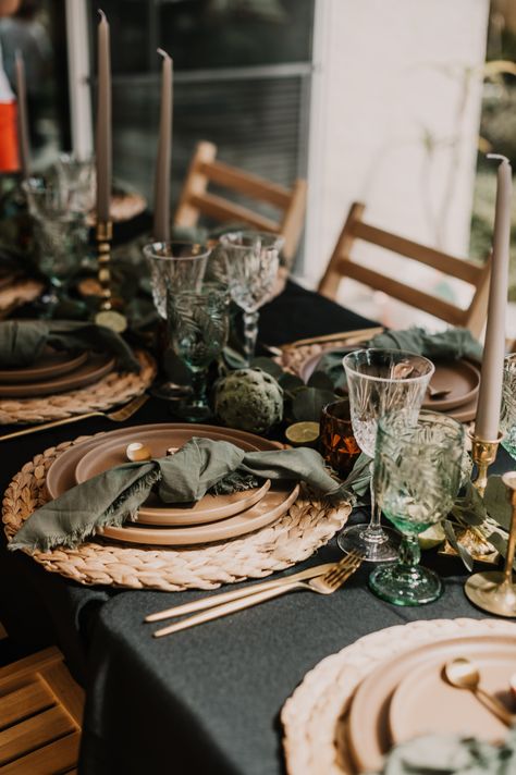 Academia Table Setting, Rustic Dinner Party Table, Black Boho Party Decor, Earthy Table Setting, Green Gold Table Setting, Boho Christmas Table Setting, Green Tablescape Wedding, Witchy Tablescape, Masculine Tablescape