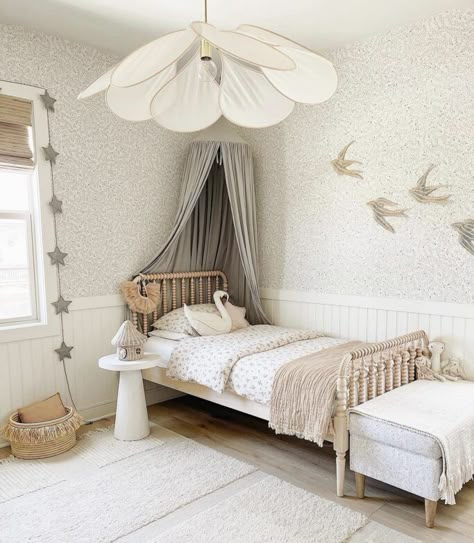 We love the look of Jenny Lind beds and we are sharing our favorite along with 8 other spindle bed options you'll love! This style is so sweet and classic. It's perfect for any child's room and will go with any decor style! Jenny Lind Bed, Bed Options, Kids Twin Bed, Kids Bed Frames, Spindle Bed, Jenny Lind, Toddler Bedroom Girl, Toddler Girl Room, Toddler Bedroom