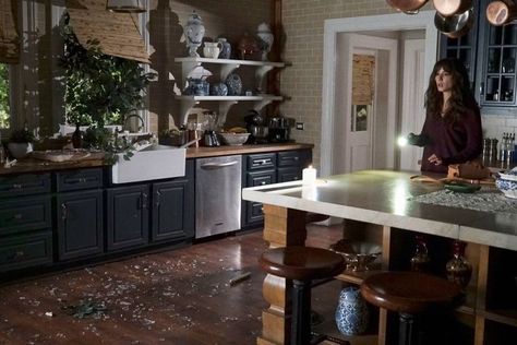 PLL 7x08 Spencer Hastings House, Pretty Little Liars Spencer, Hastings House, Spencer House, Troian Bellisario, House Floor Design, Spencer Hastings, New England Homes, House Inside