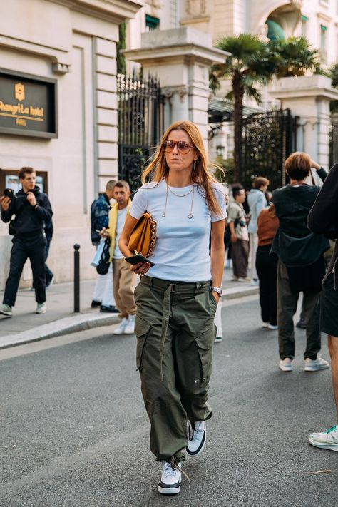 Spring Street Style 2022, Cargo Outfits Women, Cargo Pants Street Style, Street Style 2022, Cargo Outfit, Street Style Edgy, Sweater Trends, Europe Fashion, Street Style Trends