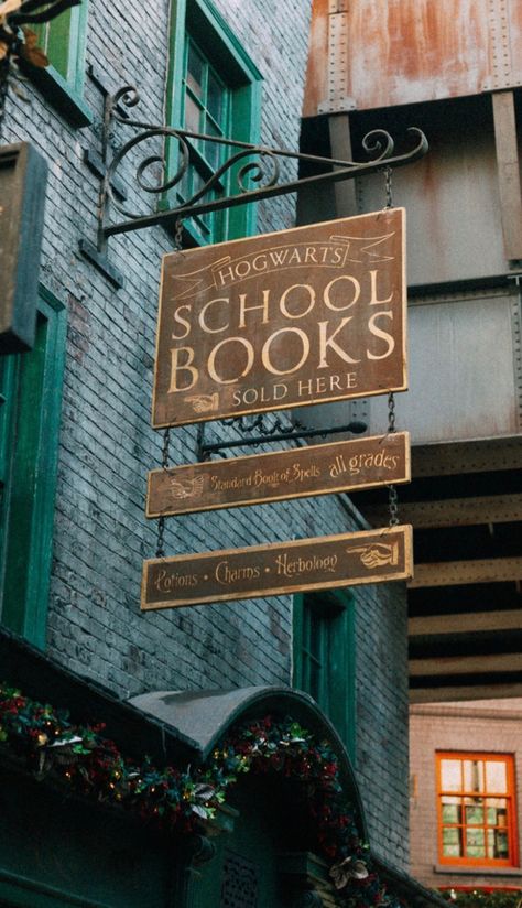 Harry Potter Signs, Harry Potter Library, Harry Potter Rpg, Harry Potter Diagon Alley, Potter Aesthetic, Harry Potter Food, Harry Potter Wizard, Harry Potter Cosplay, Harry Potter Halloween