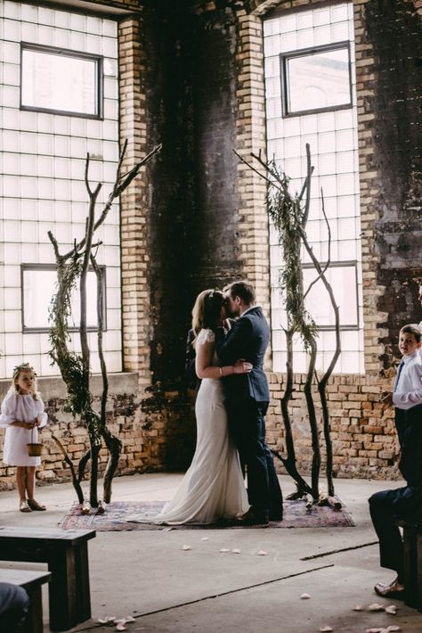 Mélange de styles  : naturel et industriel Branch Arch Wedding, Wedding Branches, Industrial Wedding Venues, Wedding Arbour, Warehouse Wedding, Wedding Ceremony Backdrop, Ceremony Inspiration, Brick Walls, Fantasy Wedding