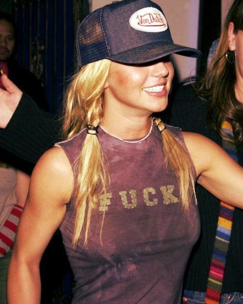 Remembering Von Dutch's Best (Er, Worst?) Early-2000s Moments #refinery29  http://www.refinery29.com/2016/04/108297/von-dutch-hat-pictures#slide-4  Peak 2004 Britney. Not sure what's more offensive, the T-shirt or the cap?... Britney Spears Aesthetic, Trucker Hat Outfit, Britney Spears Outfits, 00s Mode, 00s Fashion, Britney Jean, Early 2000s Fashion, 2000s Outfits, Von Dutch