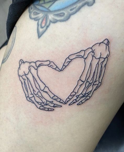 Hand Heart Tattoo, Skeleton Heart Hands, Maching Tattoos, Skull Hand Tattoo, Skeleton Heart, Funky Tattoos, Bone Tattoos, Skeleton Tattoos, Tattoo Master