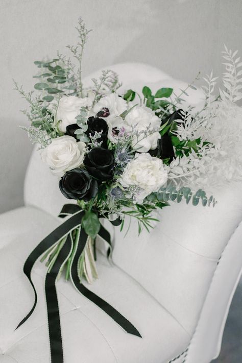 White And Black Bouquet Wedding, Black White Bouquet, Flowers For A Black And White Wedding, White And Black Wedding Aesthetic, Black White And Emerald Wedding, Simple Black And White Wedding Centerpieces, Black Wedding Details, Black Silver White Wedding, Wedding Bouquets Black