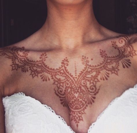 Neck Henna Tattoo, Henna On The Neck, Henna Tattoo Chest, Neckline Tattoo, Henna Chest Tattoo, Henna Chest Design, Neck Henna Designs, Chest Henna Designs, Neck Henna