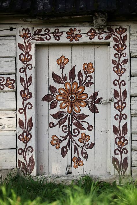 painted door in the village of Zalipie in southeastern Poland (kuriositas) Zalipie Poland, Koti Diy, Polish Folk Art, When One Door Closes, Cool Doors, Old Door, Wallpaper Border, Old Doors, Unique Doors