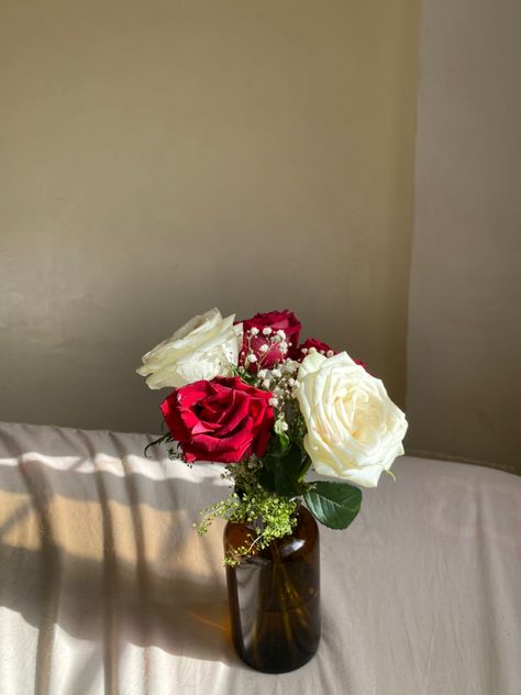 Top Of Dresser, Roses In Vase, Roses In A Vase, Art Cafe, Rose Vase, 2024 Vision Board, 2024 Vision, Pretty Flowers, Party Planning