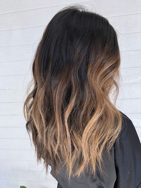 Caramel Balayage Ombre On Dark Hair, Ombré Medium Hair, Medium Hair Ombre Brown, Short Balayage Hair Brown Caramel, Dark To Caramel Balayage, Dark Brown Hair Ombre Caramel, Dark And Caramel Balayage, Brown Ombre Balayage Hair, Caramel Ombre On Dark Hair