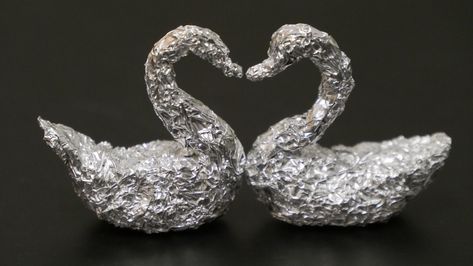 Aluminum Paper Art, Foil Animal Sculptures, Tin Foil Art Sculpture, Aluminum Foil Art Sculpture, Aluminum Foil Sculpture, Tin Foil Sculpture, Paper Mache Swan, Aluminium Foil Crafts Ideas, Roman Crafts