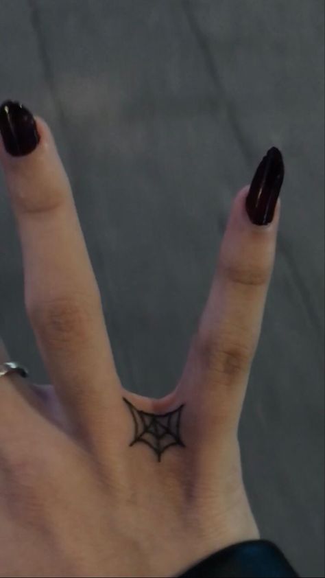 Cool Simple Hand Tattoos, Small Witchy Hand Tattoos, Finger Tattoos Spider Web, Finger Web Tattoo, Hand Tattoos For Guys Drawings, Simple Alt Tats, Knuckle Word Tattoos For Women, Small Goth Tattoo Ideas Simple, Web Finger Tattoo