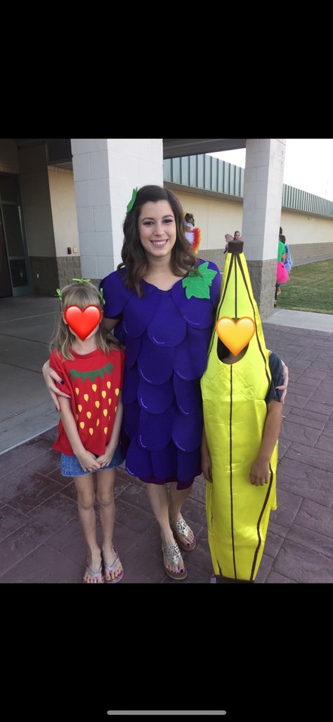 DIY felt Grape costume (group costume idea-“Fruit Salad”) Grape Costume, Wine Costume, Grapes Costume, Competition Dress, Diy Felt, Group Costumes, Diy Activities, Halloween Inspiration, Baby Costumes