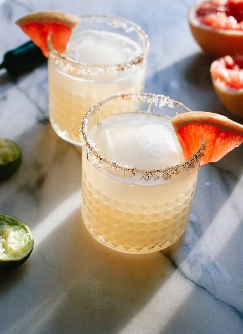 These sweet and spicy grapefruit margaritas are so refreshing! You can leave out the jalapeño if you want a basic skinny grapefruit margarita recipe. Grapefruit Margarita Recipe, Grapefruit Margarita, Sweet Potato Seasoning, Paloma Recipe, Cookie And Kate, Grapefruit Cocktail, Quinoa Sweet Potato, Ancho Chili Powder, Jalapeno Margarita