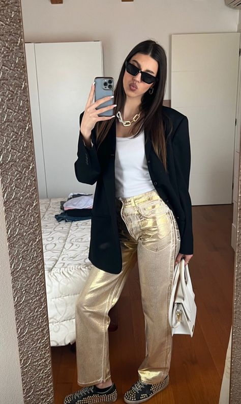 Gold Jeans Outfit Fall, Gold Metallic Jeans Outfit, Zara Gold Jeans, Gold Leather Pants Outfit, Gold Metallic Pants Outfit, Gold Trousers Outfit, Night Boat Party Outfit, Gold Jeans Outfit, Gold Blazer Outfit