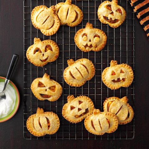 Empanadas Recipes, Halloween Apps, Halloween Fingerfood, Fun Halloween Party Food, Halloween Eats, Cooks Country, Postres Halloween, Halloween Food Appetizers, Fall Meal