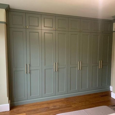 Walk In Wardrobe Ideas Master Bedrooms, Wardrobe Color Ideas Bedroom, Cupboard Door Design, Shaker Wardrobes, Bedroom Cupboard Doors, Pull Out Shoe, Hunter Green Bedrooms, Card Room Green, Card Room