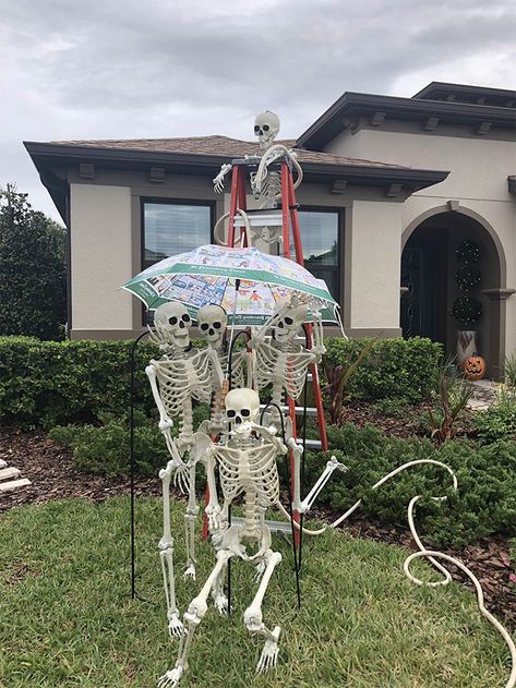 Girl Notices Her Neighbor's Halloween Skeletons Are Playing Out A New Scenario Every Day, And It's Hilarious | Bored Panda Backgrounds Halloween, Pfp Halloween, Halloween Aesthetics, Halloween Skeleton Decorations, Halloween Outside, Halloween Matching, Skeleton Decorations, Halloween Tattoo, Halloween Porch