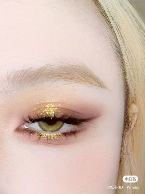 "Oh Christmas brow, oh Christmas brow, how lovely are your arches... Golden Eye Makeup Aesthetic, Hooded Eye Gold Makeup, Eyeshowdow Looks, Gold Eye Makeup Douyin, Earth Toned Makeup, Golden Douyin Makeup, Gold Angel Makeup, Yellow Douyin Makeup, Golden Eye Makeup Look