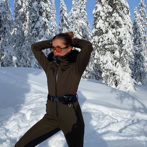 MATILDA DJERF (@matildadjerf) • Instagram photos and videos Suit With Vest, Mode Au Ski, Aesthetic Designer, Skiing Aesthetic, Ski Outfits, Ski Aesthetic, Ski Girl, Ski Outfit, Winter Photoshoot