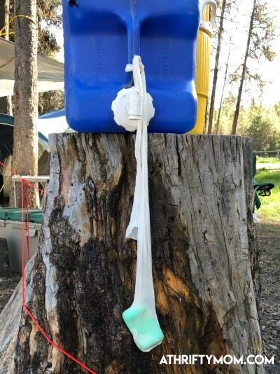 Camping hack, wash your hands when camping - A Thrifty Mom - Recipes, Crafts, DIY and more Car Organization Hacks, Camping Hack, Camping Bathroom, 1000 Lifehacks, Zelt Camping, Camping 101, Mom Recipes, Camping Inspiration, Camping Hacks Diy