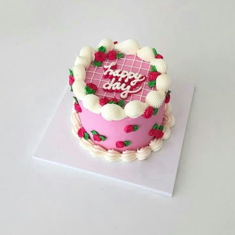 ꒰ ❁ ꒱ ┊pinterest:                                Roseanne̥⋆｡˚ Heart Cake Designs, Vintage Cake Decorating, Vintage Heart Cake, Bolo Vintage, Design Cake, Cake Decorating Ideas, Pretty Dessert, Cute Baking, Simple Birthday Cake