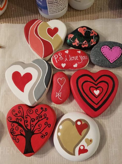 Heart Stone Painting, Heart Painted Rocks Ideas, Painting Heart Shaped Rocks, Valentines Day Painted Rocks, Heart Rock Painting Ideas, Valentines Drawings, Painting Valentines, Heart Art Painting, Valentines Day Art