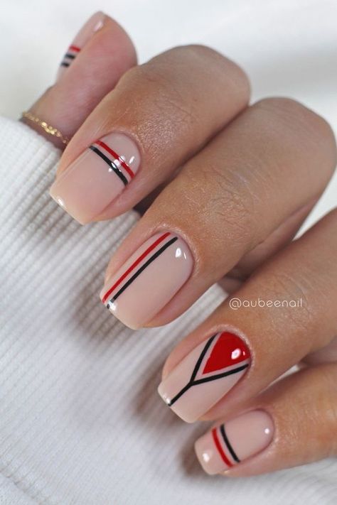 17 Simple and Stylish Nail Designs for Effortless Elegance Short Striped Nails, French Tip Short Nails With Design, Line Designs On Nails, Nails Designs Unique, Striped Nail Art, Nails Snow, Striped Nail Designs, Line Nail Designs, Nails 2015