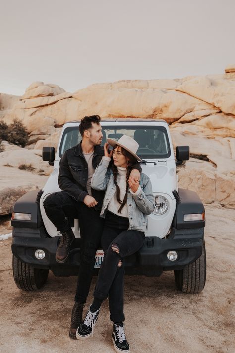 Engagement Photos With Jeep, Jeep Photoshoot Ideas Couples, Jeep Poses Photo Ideas, Jeep Photoshoot Ideas, Joshua Tree Outfit Ideas, Jeep Couple, Jeep Photoshoot, Summer Couples Photoshoot, Jeep Wedding