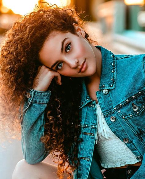 Sofie Dossi, Street Style Photography, Shotting Photo, Photographie Portrait Inspiration, Portrait Photography Women, Foto Tips, Fashion Photography Poses, Portrait Photography Poses, Street Fashion Photography