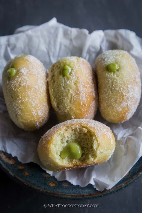 Baked Bomboloni/Bombolone with Pandan Custard Cream Baked Bomboloni, Puff Pastry Butter Bread, Bomboloni Recipe, Pandan Custard, Asian Cookies, Best Asian Recipes, Custard Cream, Asian Dessert, Baking 101