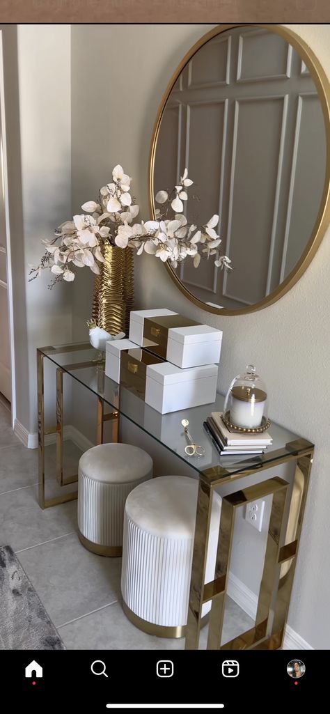 Entryway Ideas Glam, Entryway Decor Glam, Home Entrance Decor Entryway Front Entry, White And Gold Apartment Decor, Gold Accent Room, Entryway Ideas Gold, Entry Foyer Ideas Entrance Modern, Entryway Decor Gold, Glam Entryway Ideas